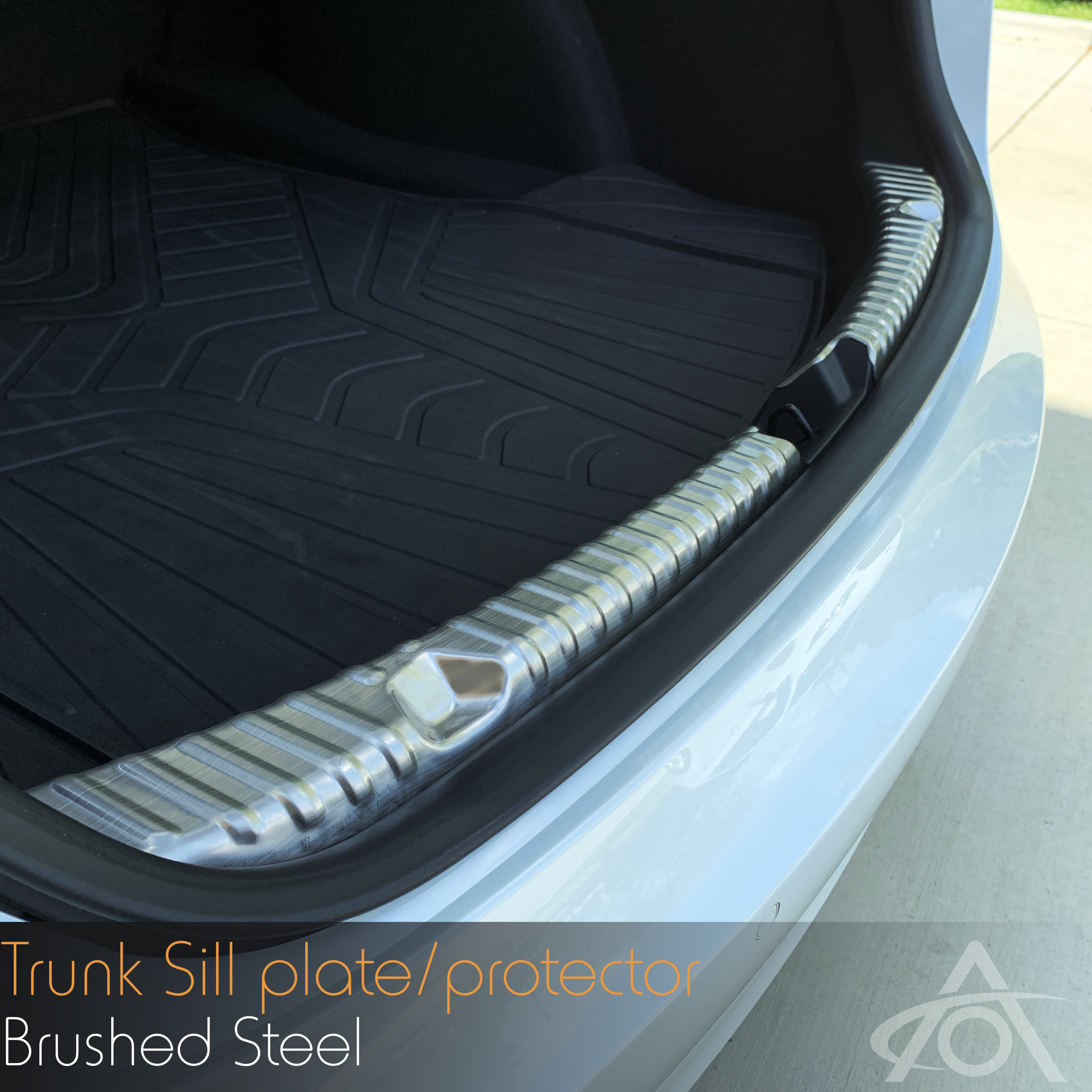 Trunk sill protector in Brushed Steel